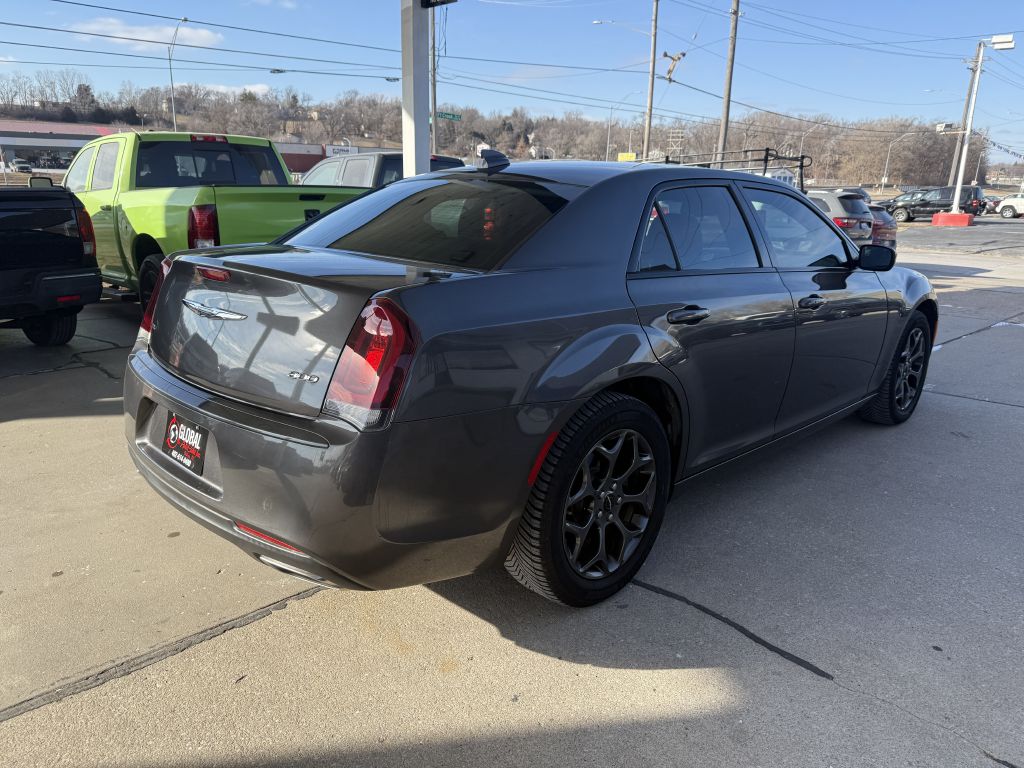 Photo 7 of this CHRYSLER 300