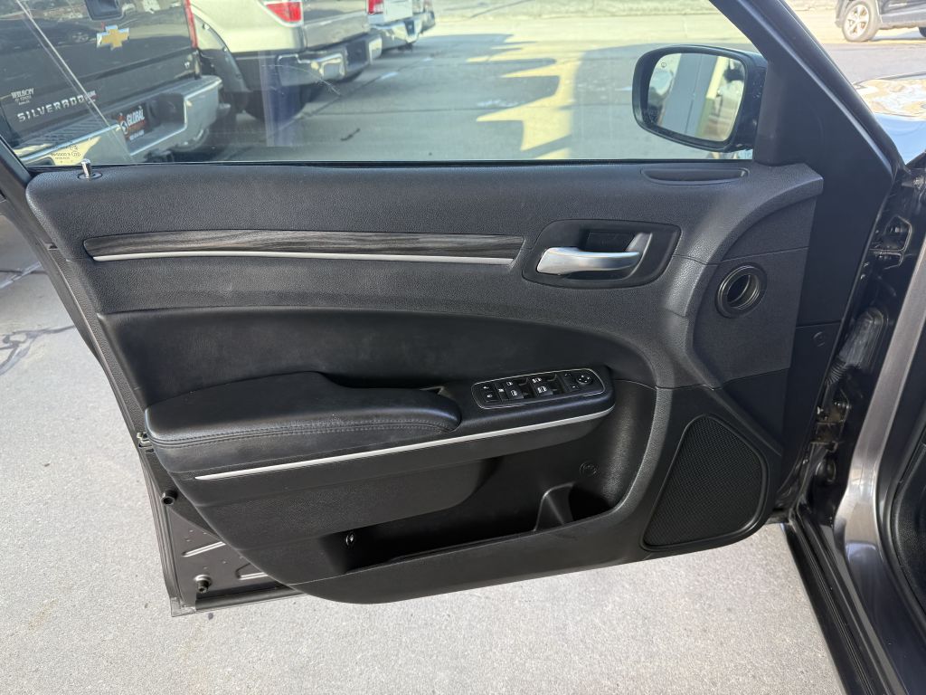 Photo 11 of this CHRYSLER 300