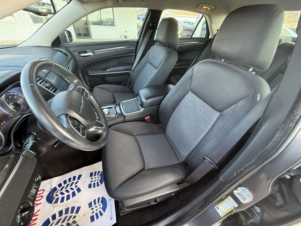Photo 12 of this CHRYSLER 300