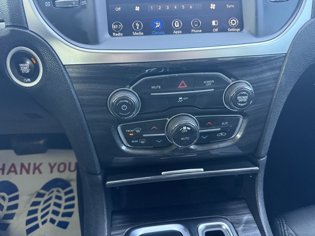Photo 19 of this CHRYSLER 300