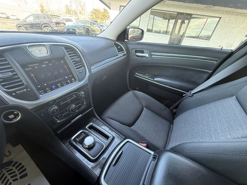 Photo 21 of this CHRYSLER 300