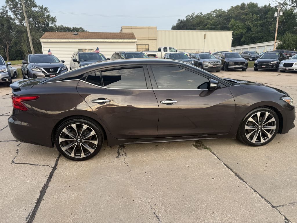 Photo 8 of this NISSAN MAXIMA SR