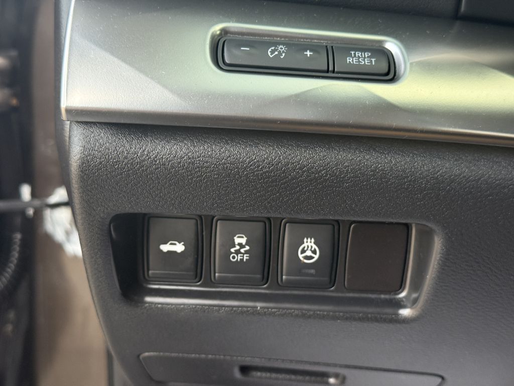 Photo 12 of this NISSAN MAXIMA SR