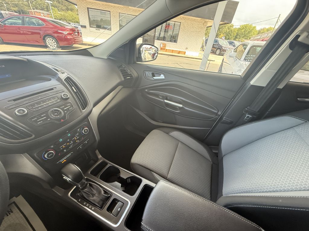 Photo 18 of this FORD ESCAPE SE