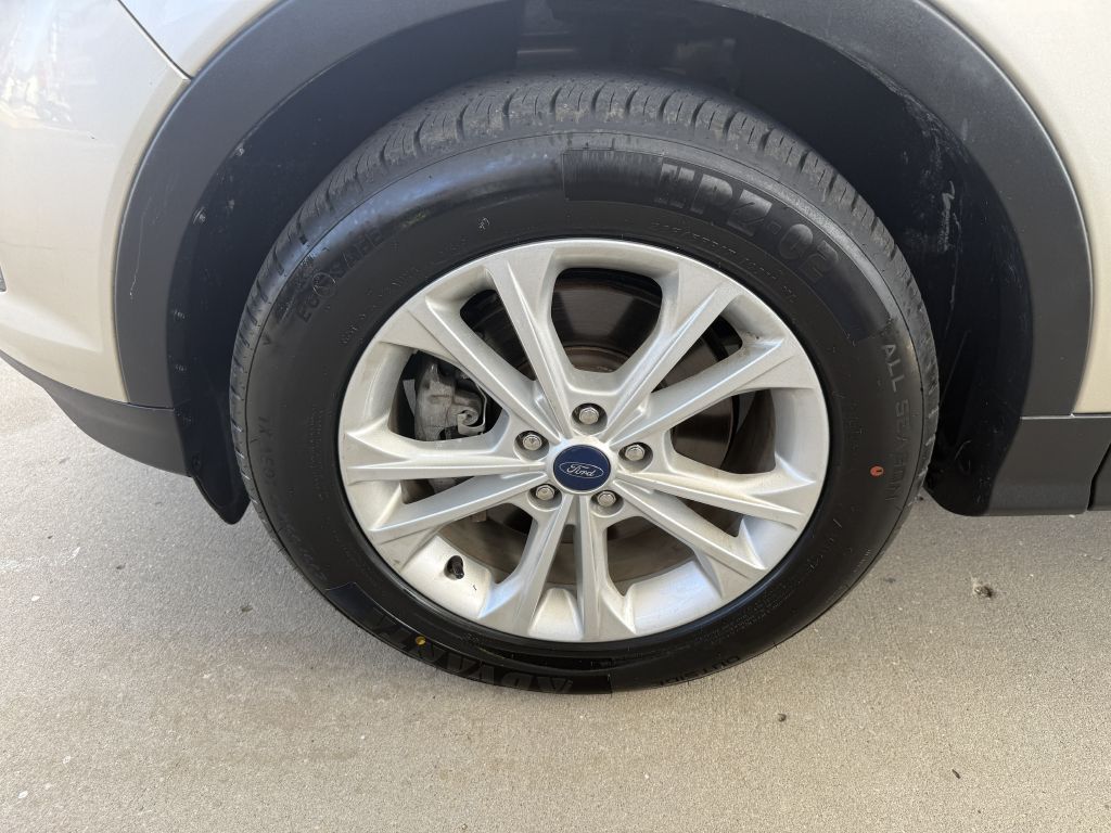 Photo 19 of this FORD ESCAPE SE