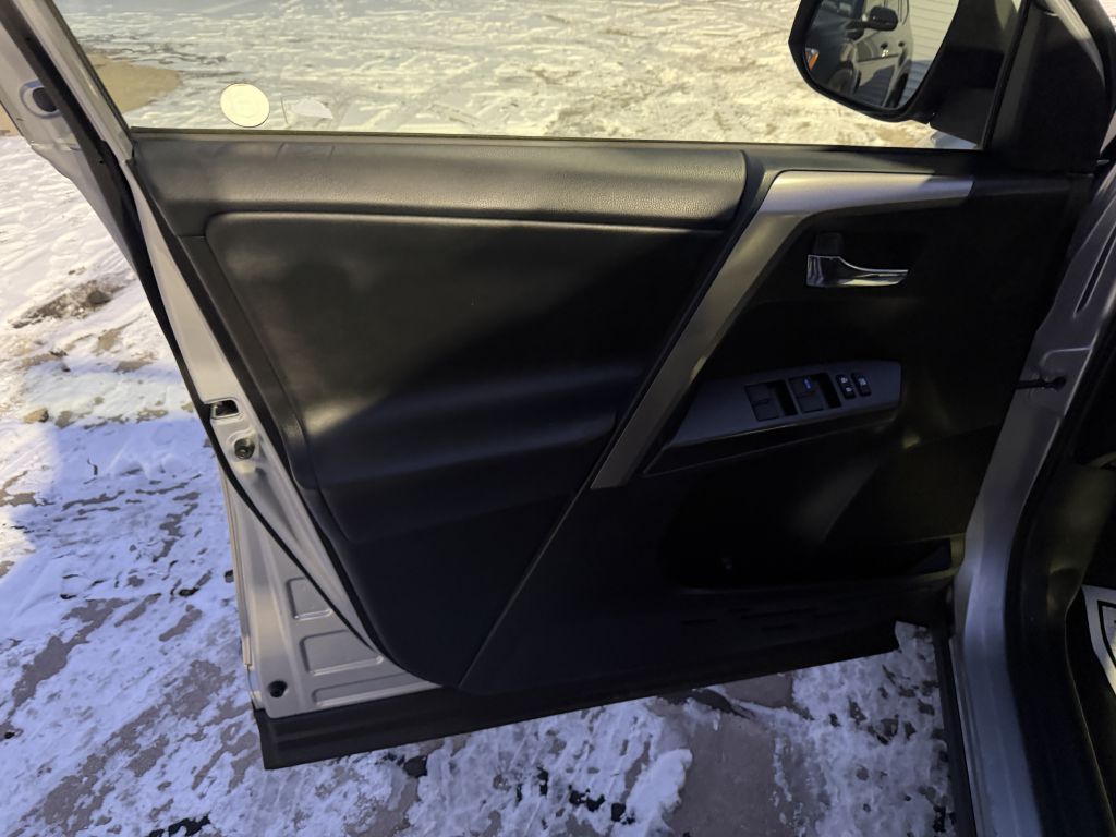 Photo 7 of this TOYOTA RAV4