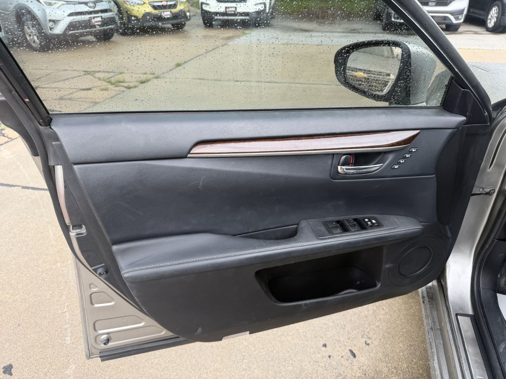 Photo 9 of this LEXUS ES 350