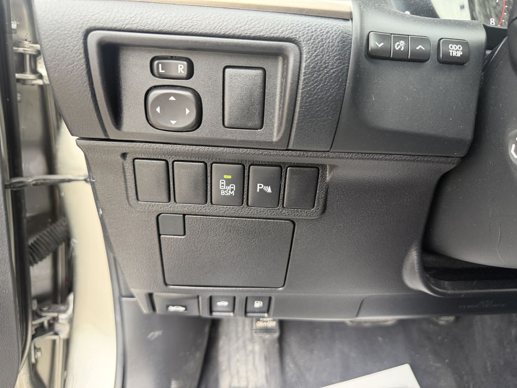Photo 12 of this LEXUS ES 350