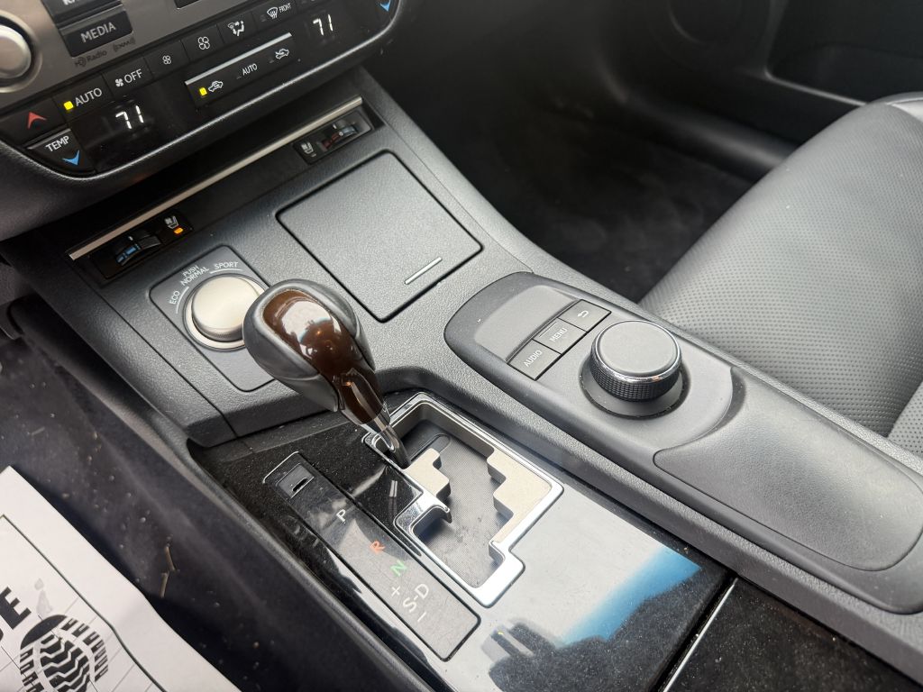 Photo 17 of this LEXUS ES 350