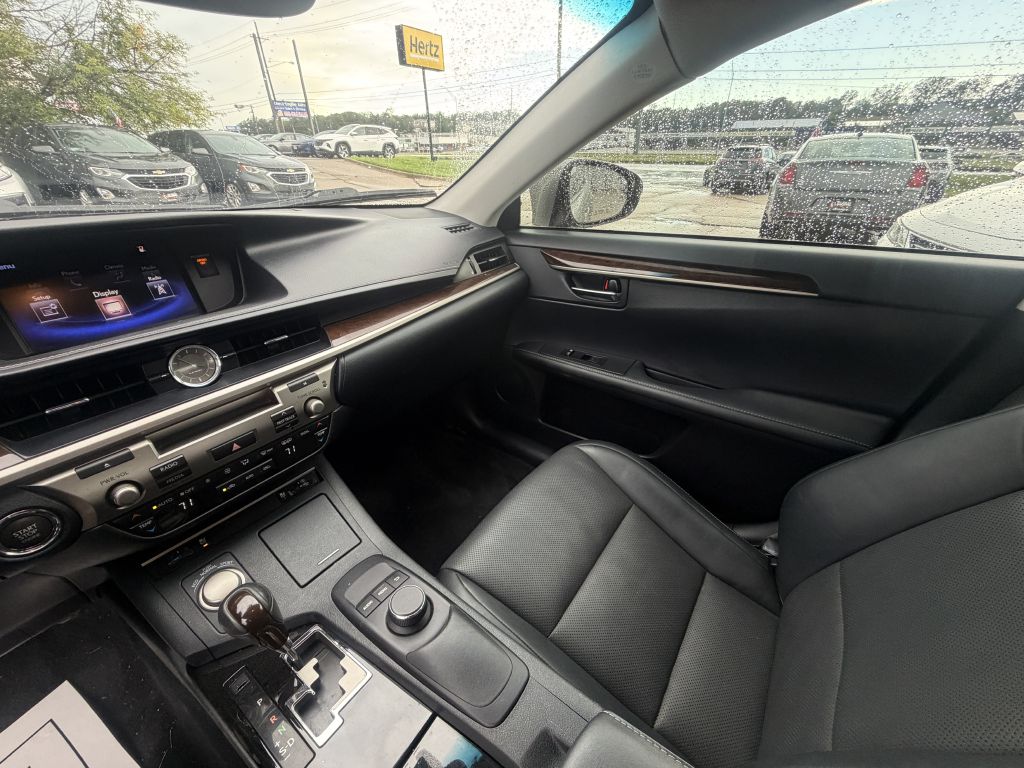 Photo 18 of this LEXUS ES 350