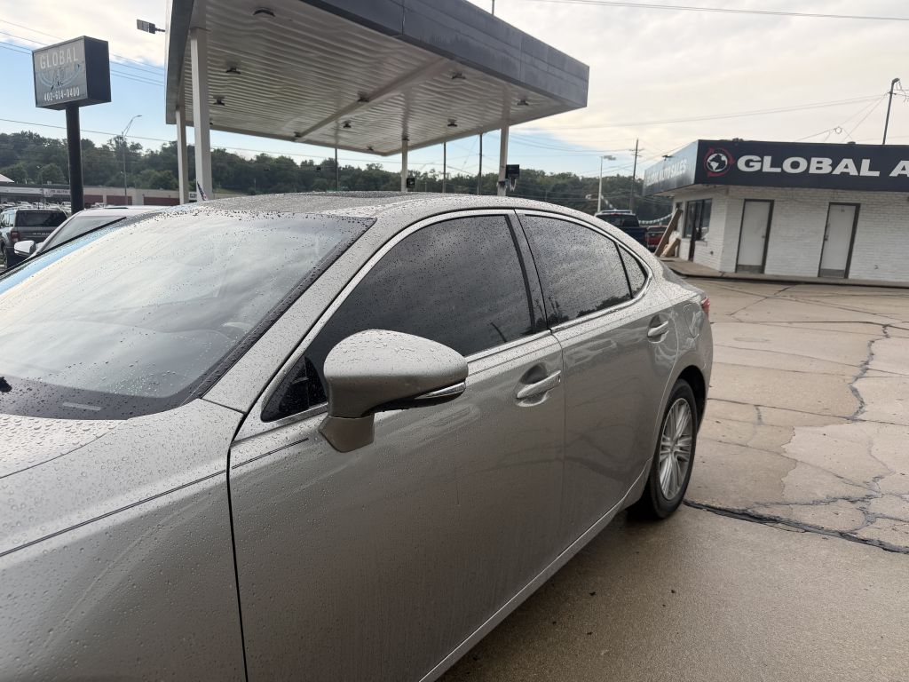 Photo 21 of this LEXUS ES 350