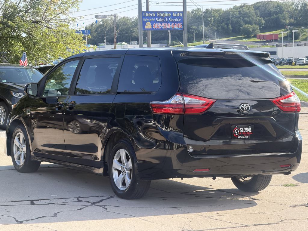 Photo 5 of this TOYOTA SIENNA