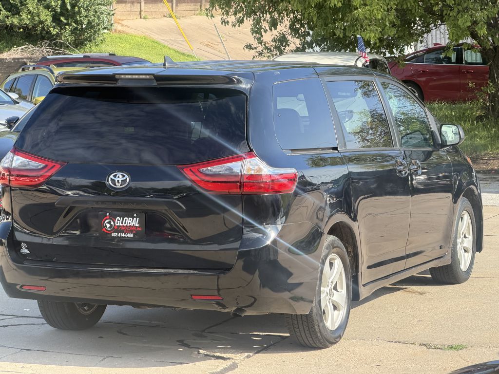 Photo 6 of this TOYOTA SIENNA