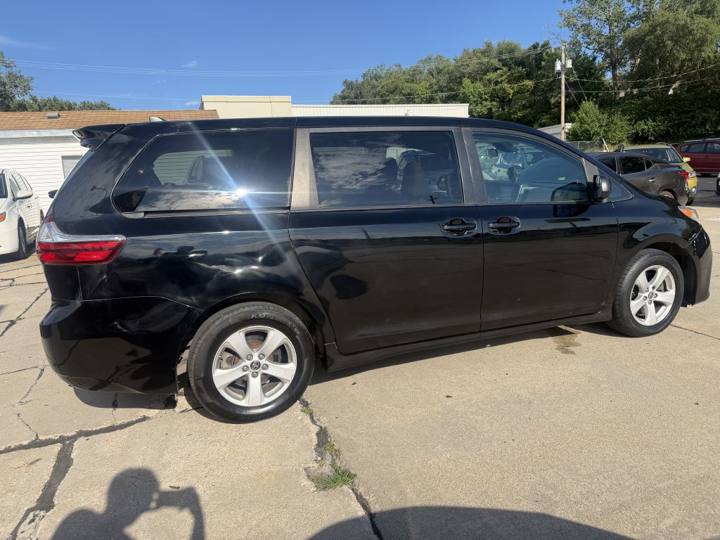 Photo 7 of this TOYOTA SIENNA