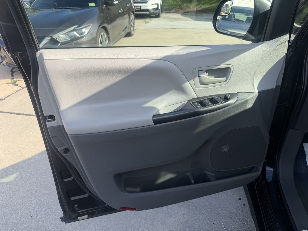 Photo 9 of this TOYOTA SIENNA