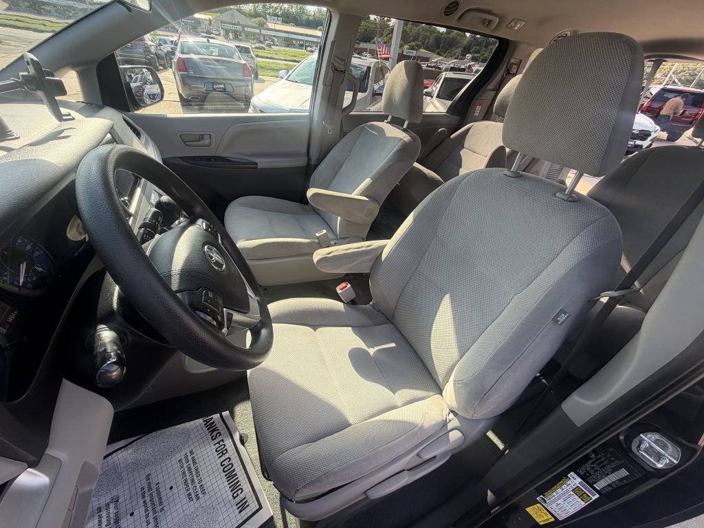 Photo 10 of this TOYOTA SIENNA