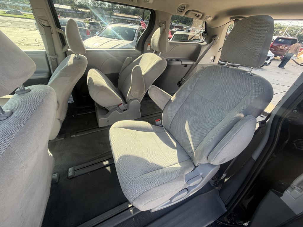 Photo 11 of this TOYOTA SIENNA