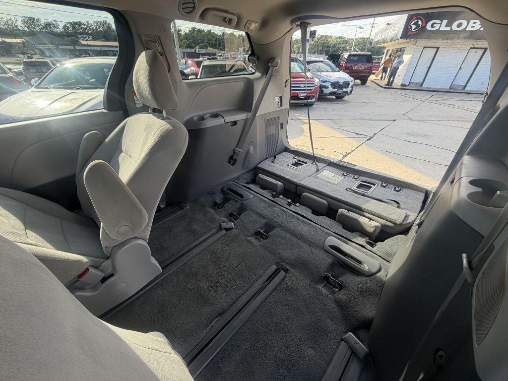 Photo 12 of this TOYOTA SIENNA