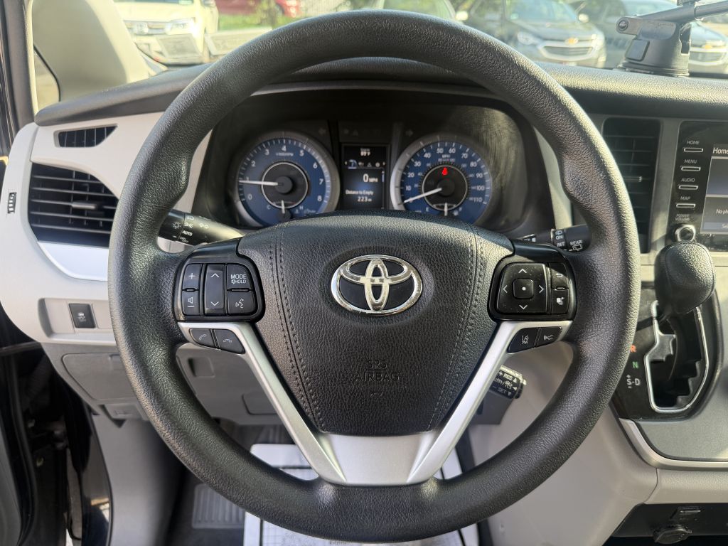 Photo 13 of this TOYOTA SIENNA