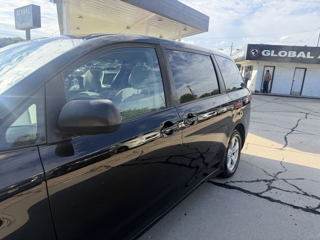 Photo 20 of this TOYOTA SIENNA