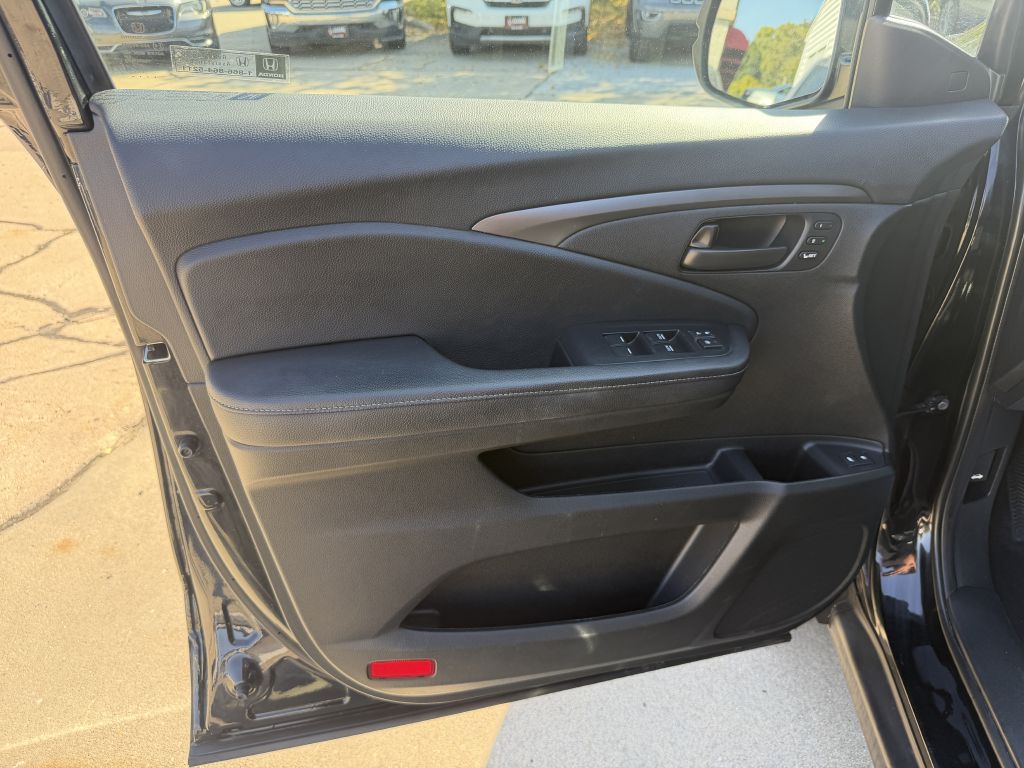 Photo 9 of this HONDA PASSPORT EX-L