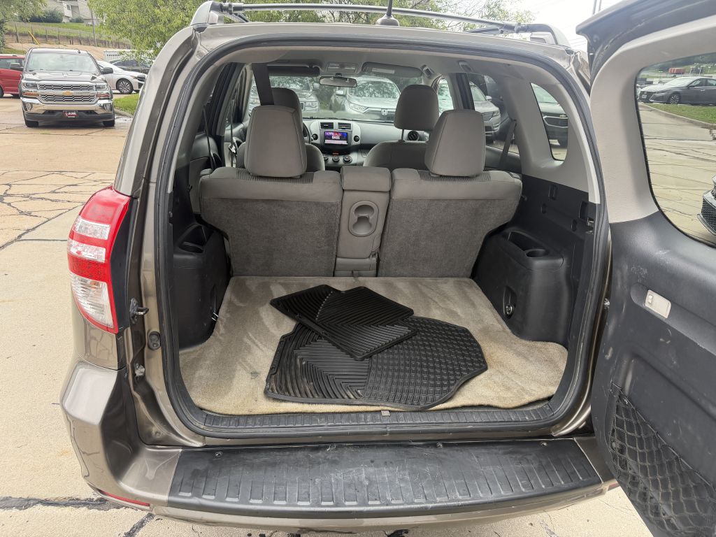 Photo 8 of this TOYOTA RAV4