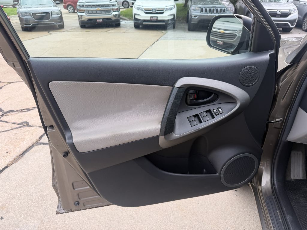 Photo 9 of this TOYOTA RAV4