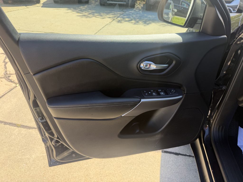 Photo 8 of this JEEP CHEROKEE