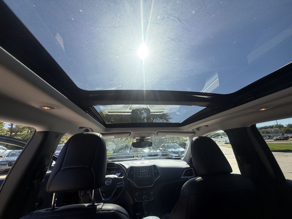 Photo 18 of this JEEP CHEROKEE