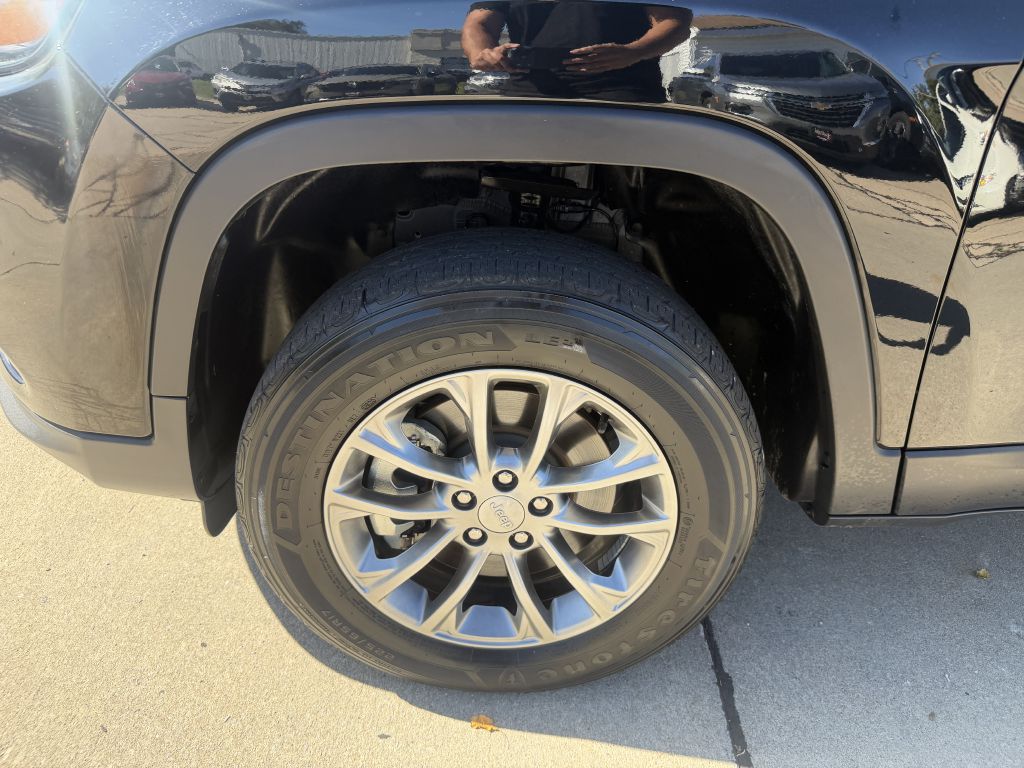 Photo 19 of this JEEP CHEROKEE