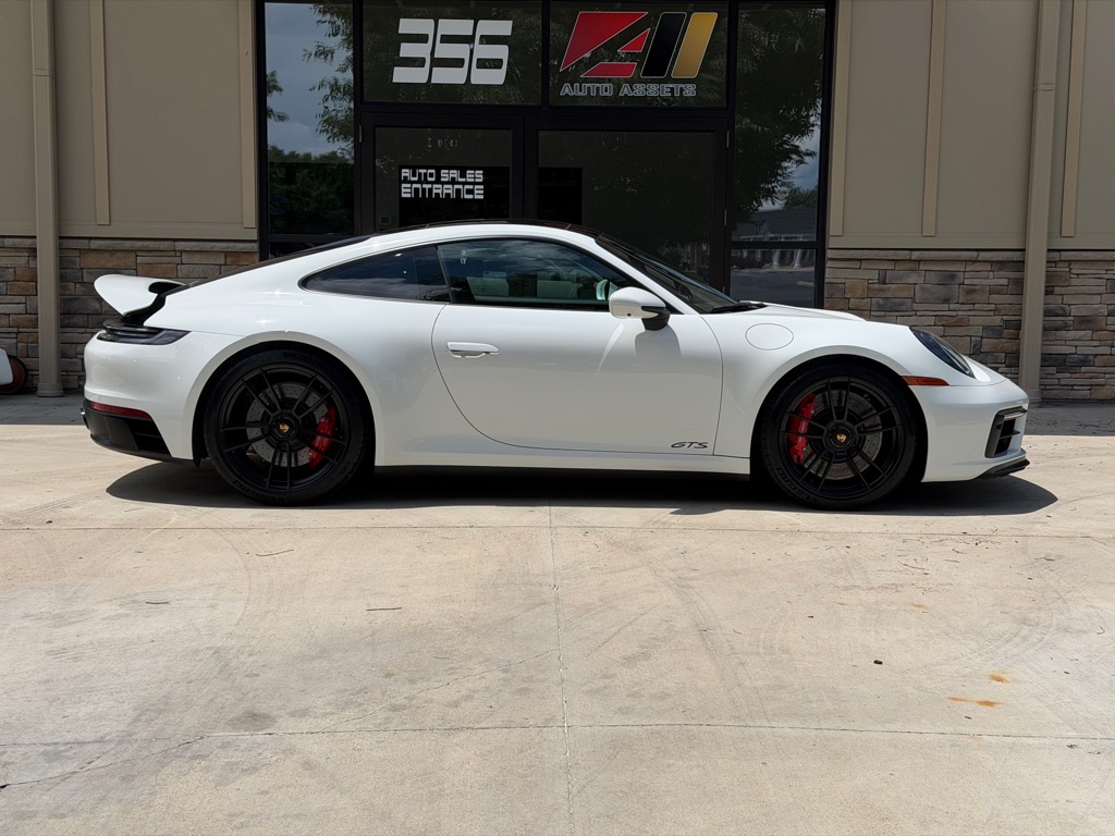 Photo 2 of this PORSCHE 911 4 GTS