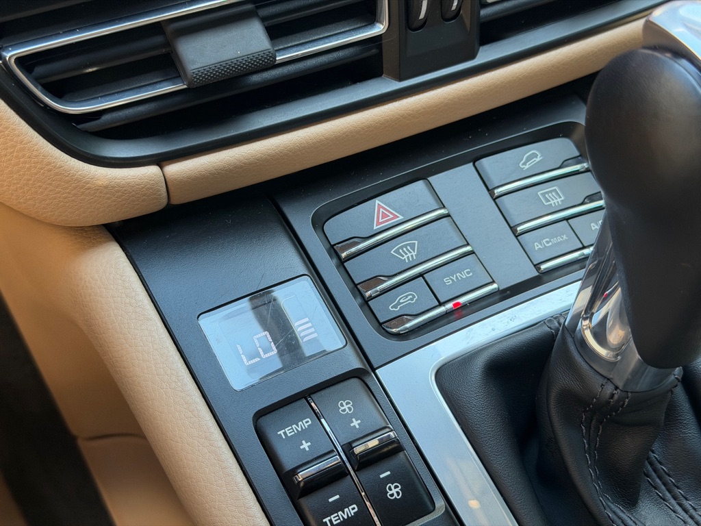 Photo 47 of this PORSCHE MACAN S