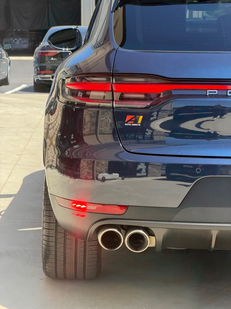 Photo 14 of this PORSCHE MACAN S
