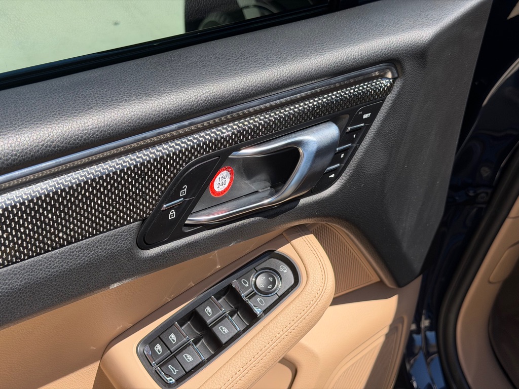 Photo 24 of this PORSCHE MACAN S