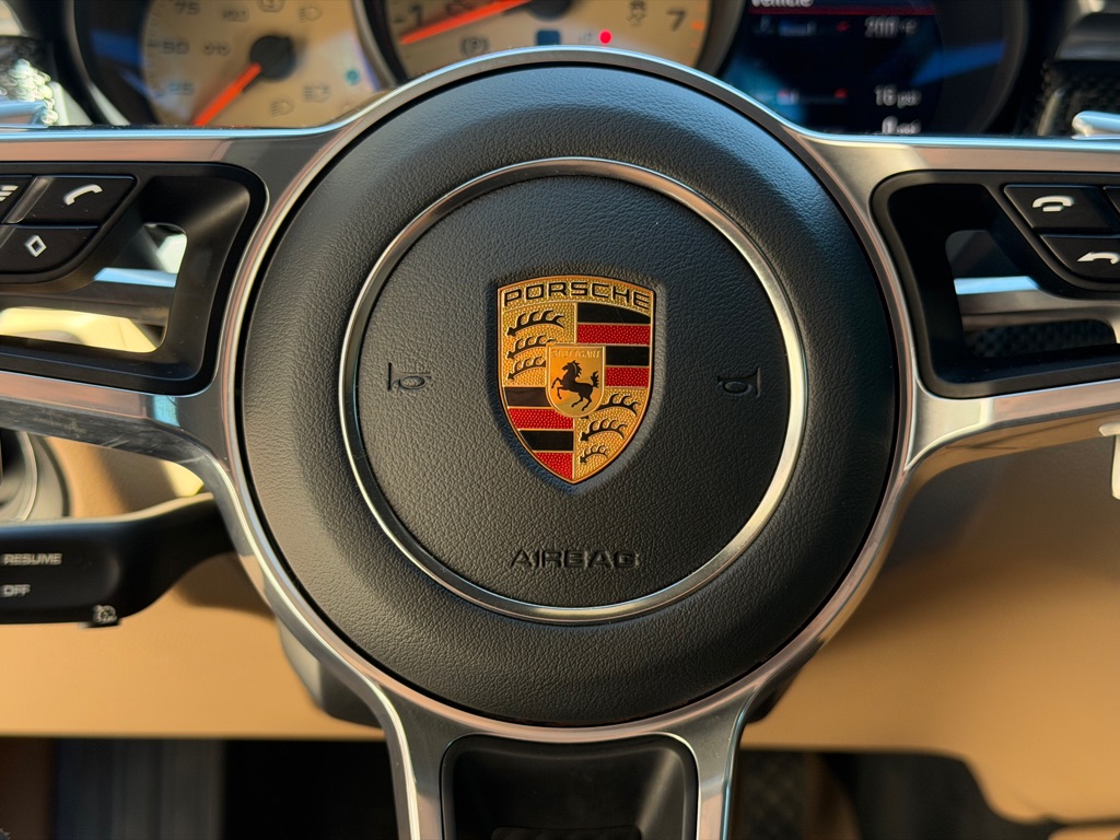 Photo 36 of this PORSCHE MACAN S