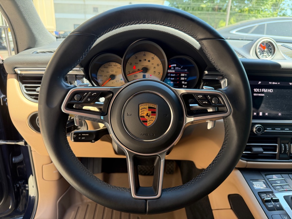 Photo 35 of this PORSCHE MACAN S