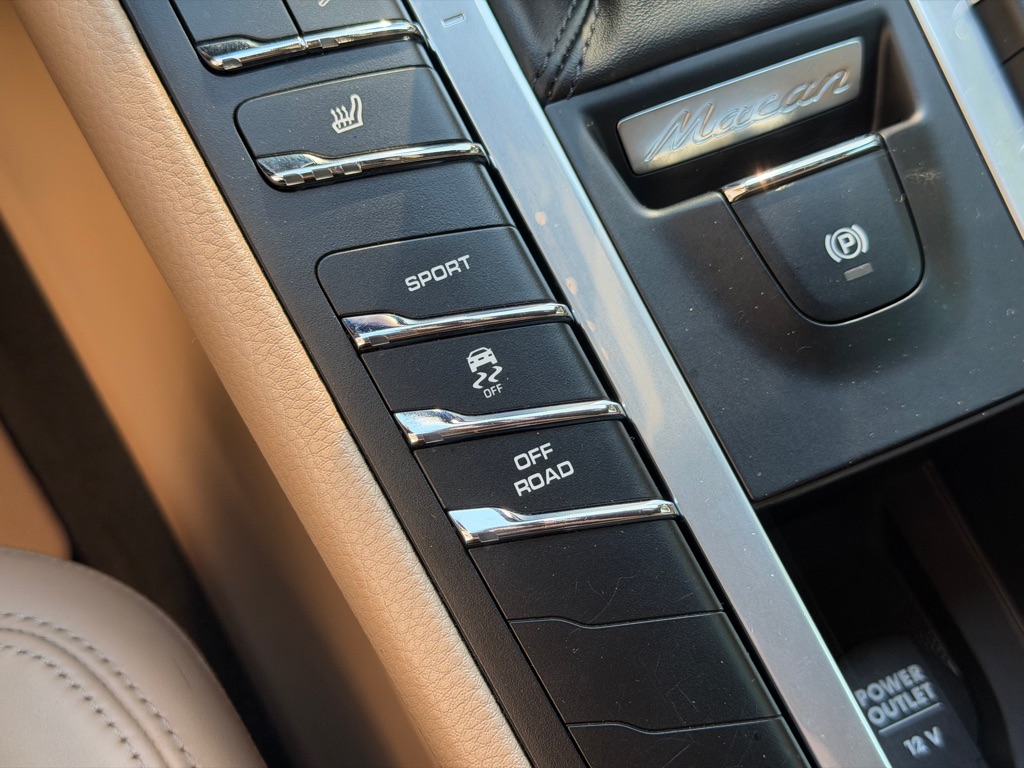 Photo 51 of this PORSCHE MACAN S