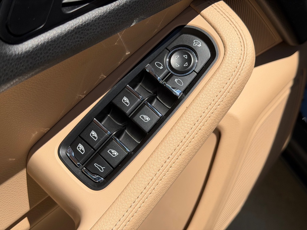 Photo 26 of this PORSCHE MACAN S