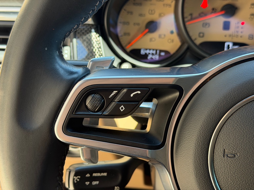 Photo 37 of this PORSCHE MACAN S