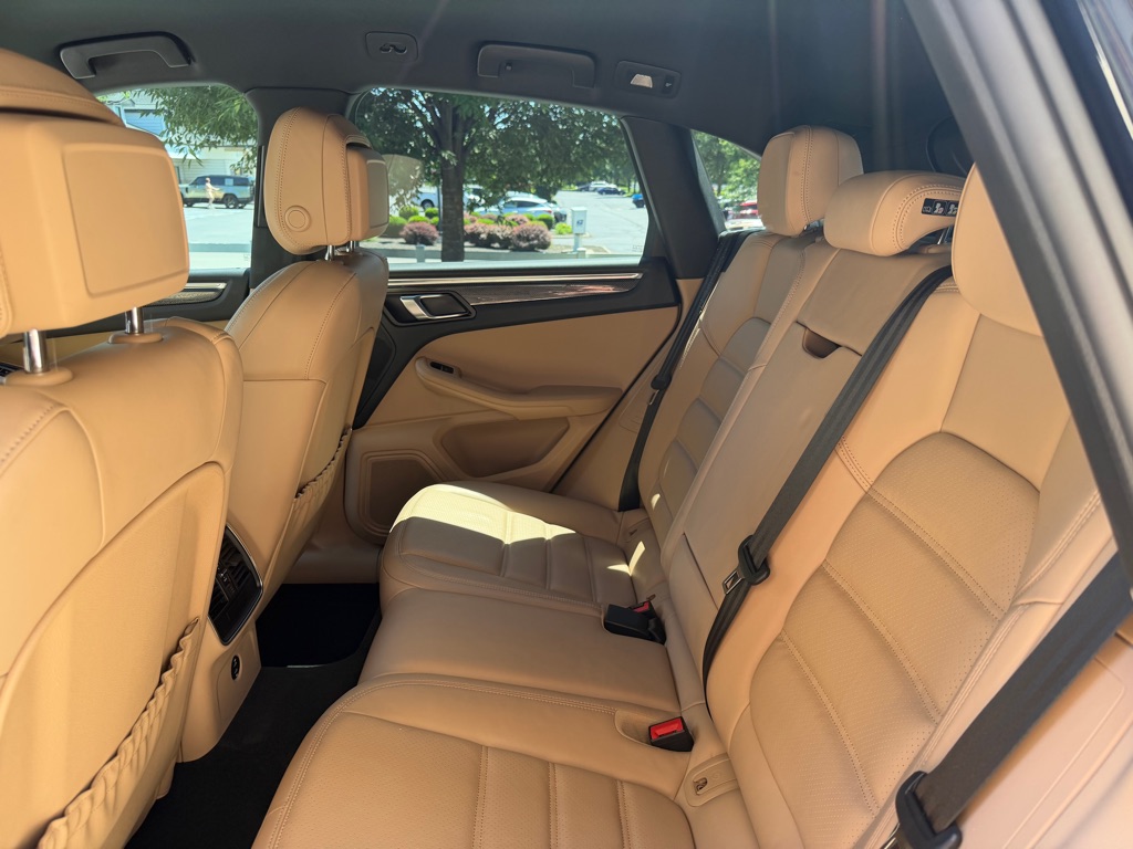 Photo 102 of this PORSCHE MACAN S