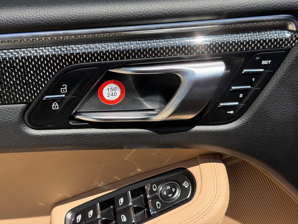 Photo 25 of this PORSCHE MACAN S
