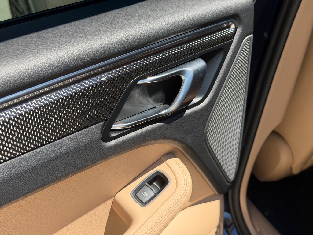 Photo 96 of this PORSCHE MACAN S