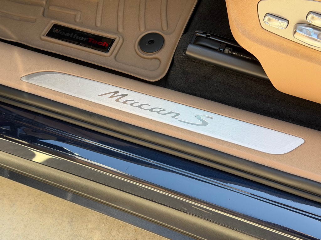 Photo 28 of this PORSCHE MACAN S