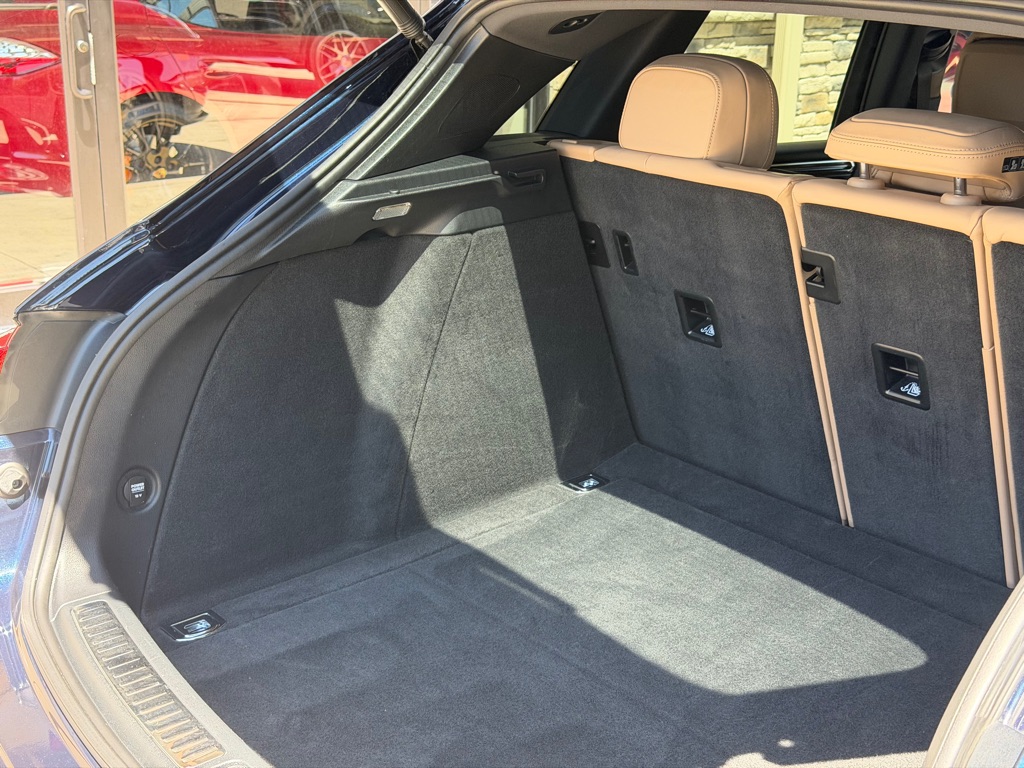Photo 104 of this PORSCHE MACAN S