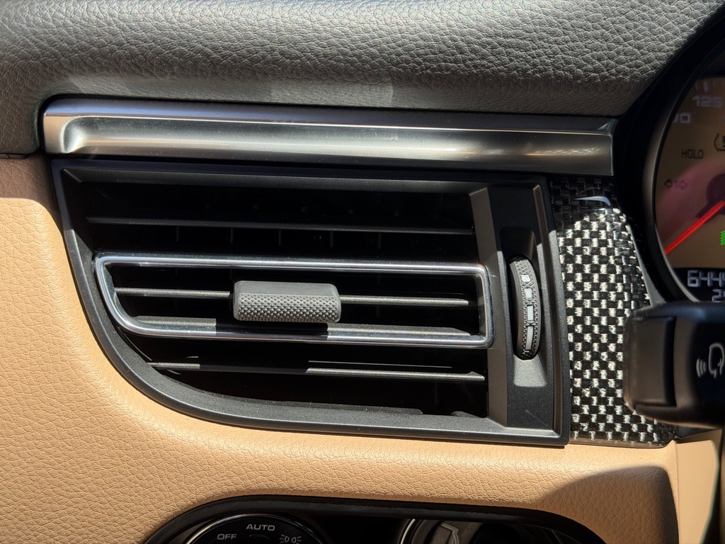 Photo 33 of this PORSCHE MACAN S