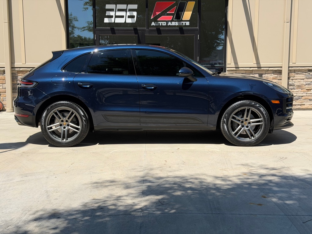 Photo 2 of this PORSCHE MACAN S