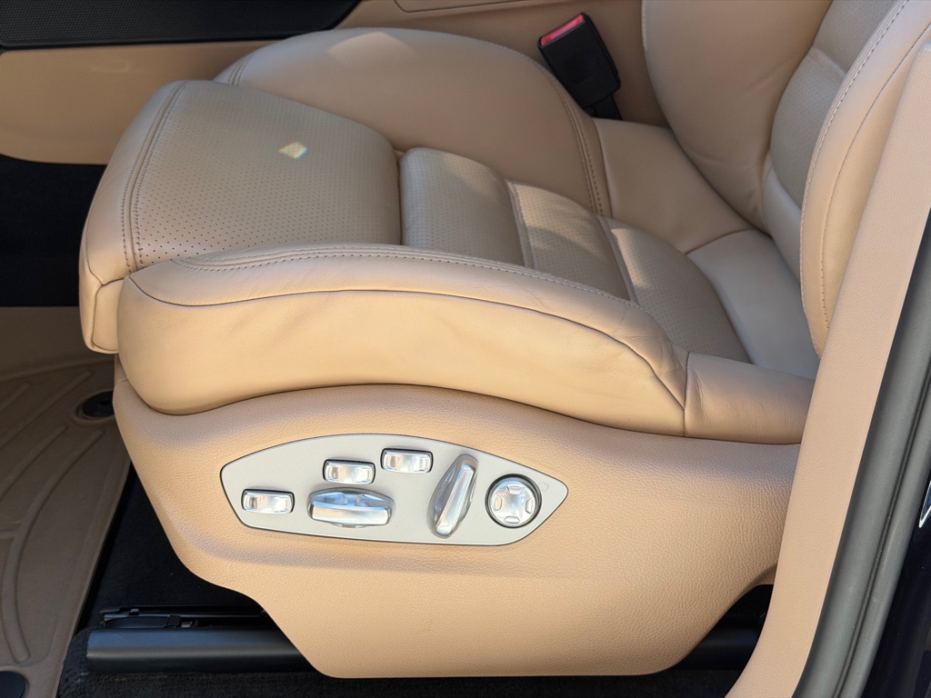 Photo 30 of this PORSCHE MACAN S