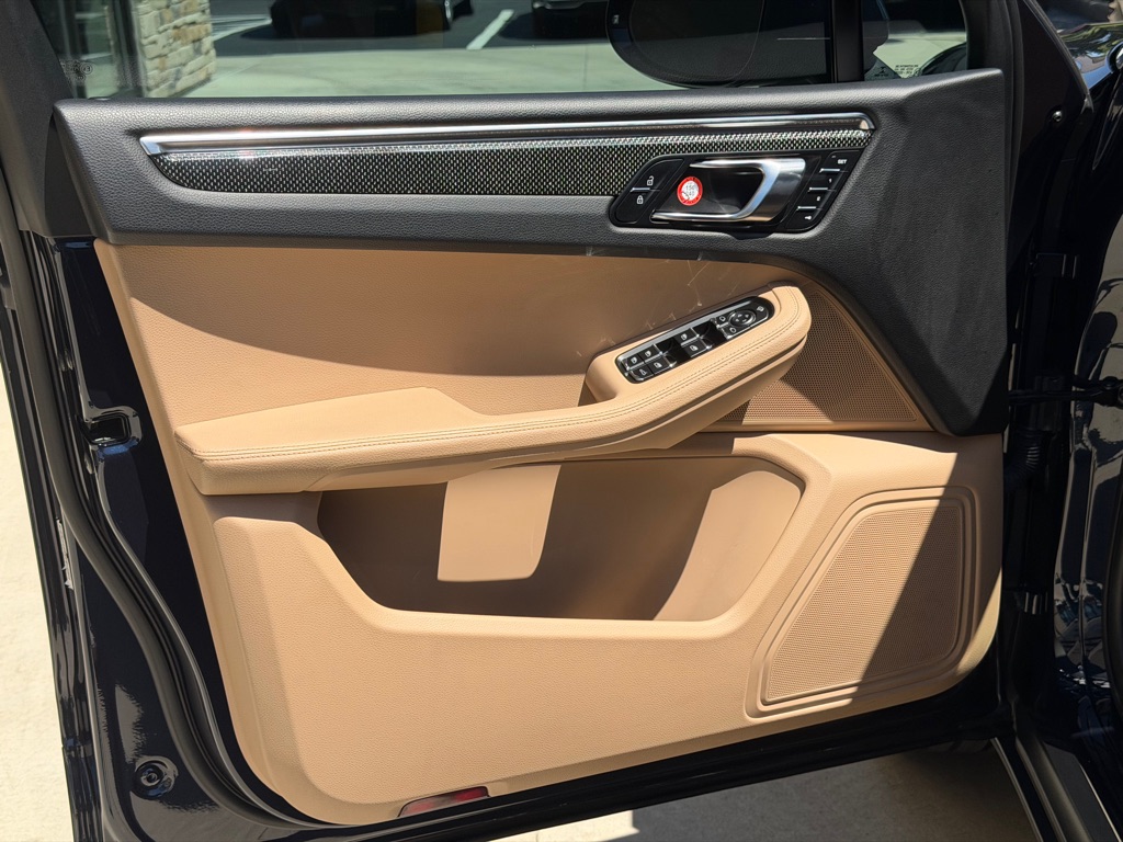 Photo 23 of this PORSCHE MACAN S