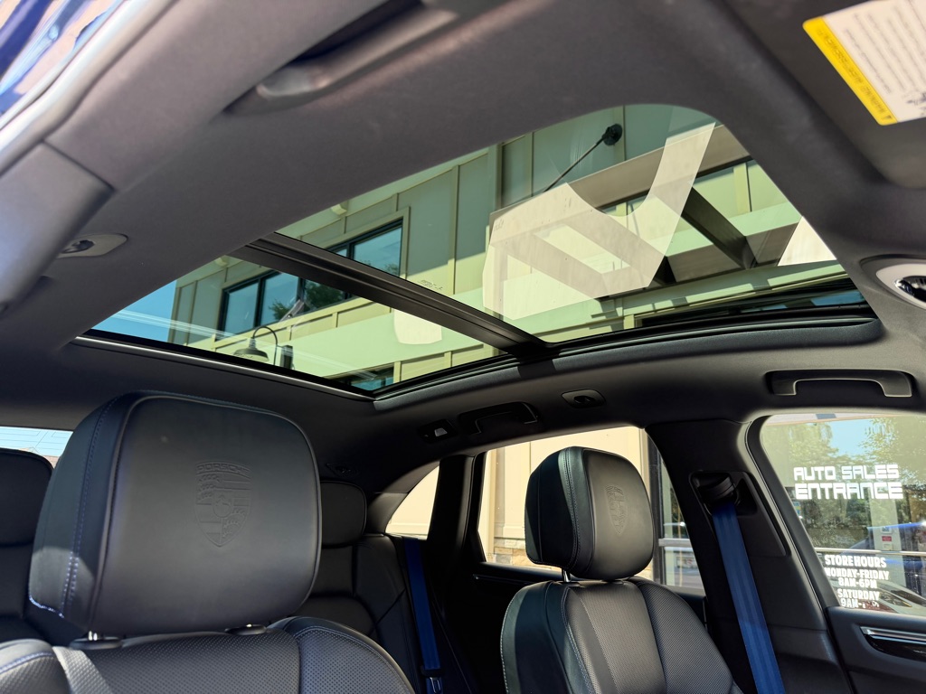 Photo 71 of this PORSCHE MACAN