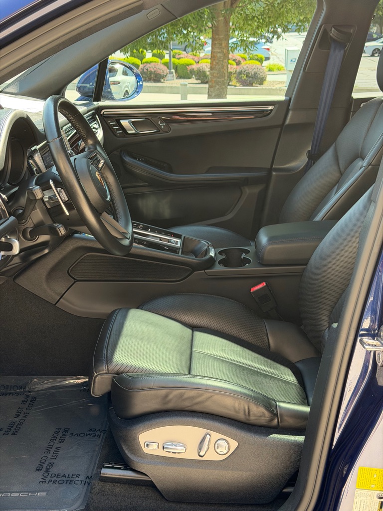 Photo 18 of this PORSCHE MACAN